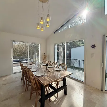 Grand Air - A Pied Villa